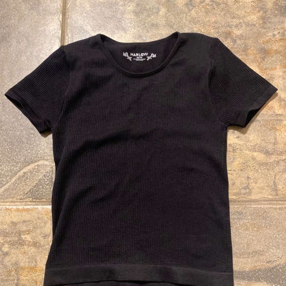 HARLOW RIBBED SEAMLESS TEE - BLACK - Picture 2 of 3